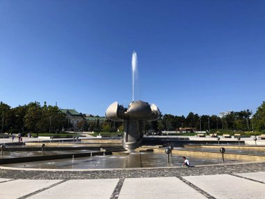 Bratislava, Slovakya, 23 Eylül 2023: Meydanda yeniden inşa edilen çeşme.