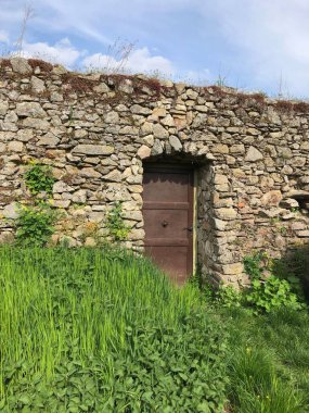 Şehrin eski ortaçağ tahkimatlarının kalıntıları. Bratislava yakınlarındaki St. Jur, Slovakya.