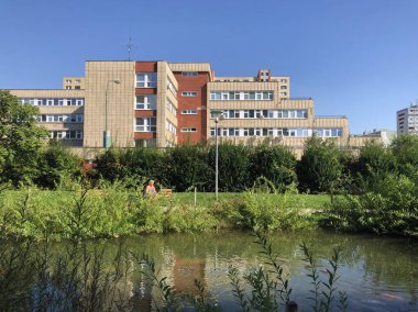 Bratislava, 28 Eylül 2023: Bratislava 'daki en büyük Petrzalka konutlarındaki Sustekova Kliniği.