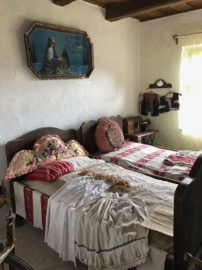 Lisov, Slovakya, Mayıs 230, 2023: 20. yüzyılın başından itibaren Slovakya 'nın Hont bölgesinde bir köy evinin içi.