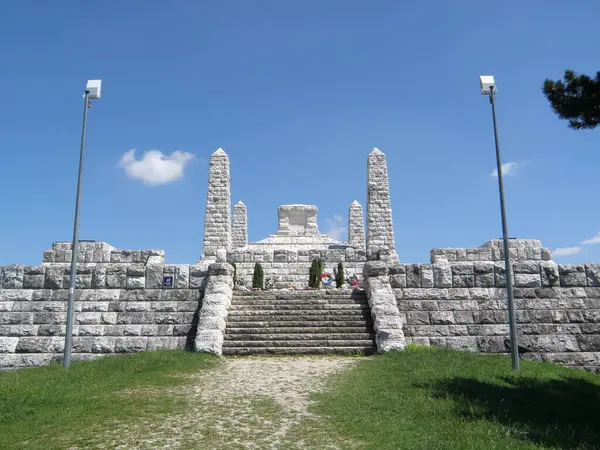 Brezova kapsülü Bradlom, 25 Haziran 2018 Milan Rastislav Stefanik 'in gömülü olduğu Bradlo tepesindeki taş tepesi. Önemli bir anıt, mimar Jurkoviç 'in çalışması.