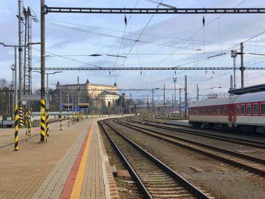 Zvolen, Slovakya, 24 Şubat 2024: Tren istasyonundaki platform, arka plandaki şehir kalesi.