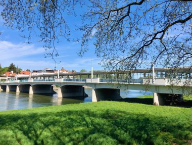 Piestany, Nisan 2024: Şehirden kaplıcaya giden nehir üzerindeki kolon köprüsünün görüntüsü.