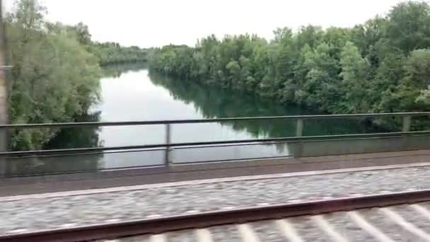 Pociąg Przez Rzekę Traun Niedaleko Traun Wysokiej Jakości Materiał Filmowy — Wideo stockowe