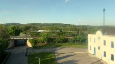 Tren yüksek hızda, zengin doğa ve demiryolu raylarıyla. Yüksek kalite 4k görüntü