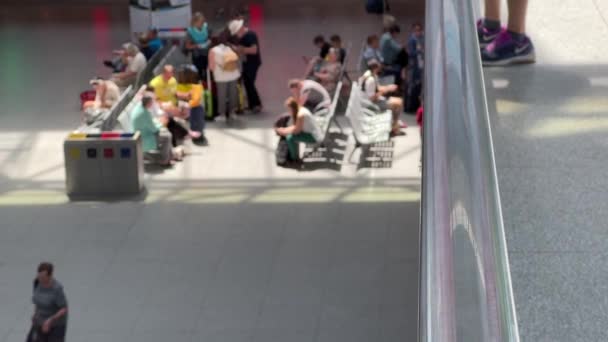 People Waiting Main Station Defocused View High Quality Fullhd Footage — Stock Video