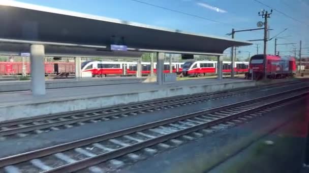 Pociąg Opuszczający Główny Dworzec Przejeżdżający Przez Inne Pociągi Wysokiej Jakości — Wideo stockowe