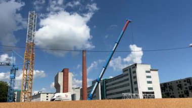 Vinçler gökdelen şantiyesinde. Yüksek kaliteli FullHD görüntüler