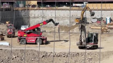 Ağır makineleri olan bir inşaat çukuru. Yüksek kalite 4k görüntü