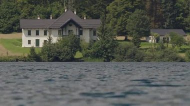Salzkammergut, Yukarı Avusturya 'daki güzel Alp Gölü' nde tek başına bir kır evinde. Yüksek kalite 4k görüntü