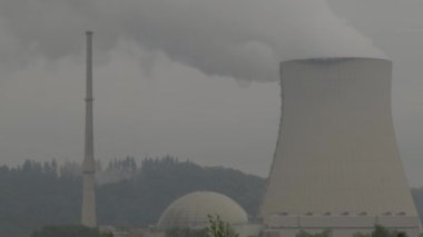 Almanya 'nın Bavyera kentindeki soğutma kulesinden yayılan nükleer enerji santrali. Yüksek kalite 4k görüntü