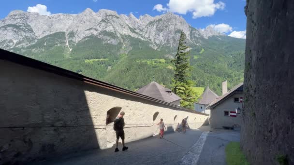 Pevnost Hohenwerfen Krásným Výhledem Hory Vysoce Kvalitní Záběry — Stock video