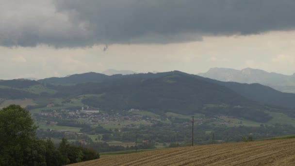 Chmury Deszczowe Nad Doliną Podgórską Niedaleko Kirchdorf Górnej Austrii Wysokiej — Wideo stockowe