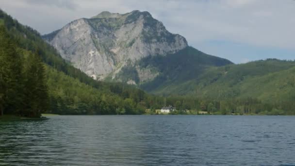美しい高山の山の景色とオーストリア北部のラングバツィー湖 高品質4K映像 — ストック動画