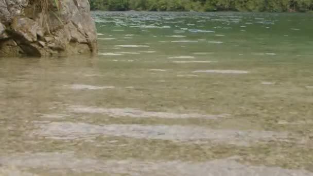 Azurová Voda Čistém Jezeře Salzkammergut Zpomaleném Filmu Vysoce Kvalitní Záběry — Stock video