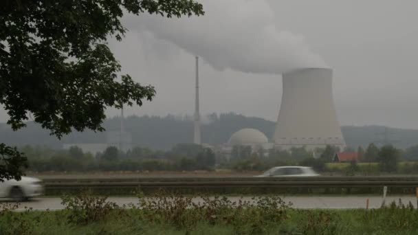 Kerncentrale Met Emissies Van Koeltoren Beieren Duitsland Hoge Kwaliteit Beeldmateriaal — Stockvideo