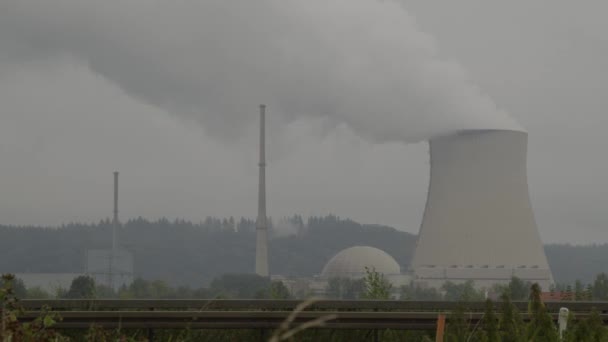 Usina Nuclear Com Emissões Torre Resfriamento Baviera Alemanha Imagens Alta — Vídeo de Stock