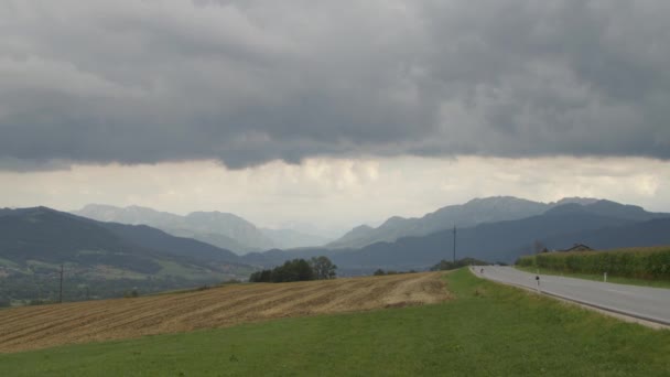 Yukarı Avusturya Daki Kirchdorf Yakınlarındaki Alp Vadisi Üzerinde Şiddetli Yağmur — Stok video