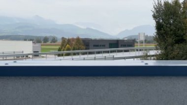 Avusturya 'da köprüdeki trafiğin zamanı. Yüksek kaliteli FullHD görüntüler