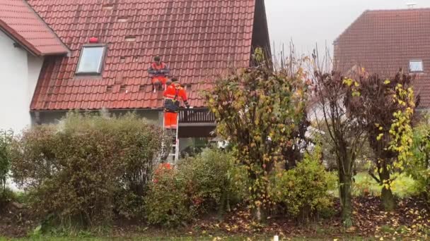 Merdivendeki Işçiler Evdeki Çatıyı Onarıyor Yüksek Kalite Görüntü — Stok video