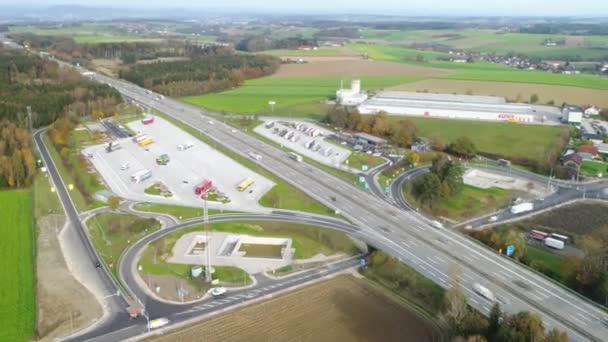 Dronelapse Autoroute Avec Carrefour Routier Station Stationnement Images Haute Qualité — Video