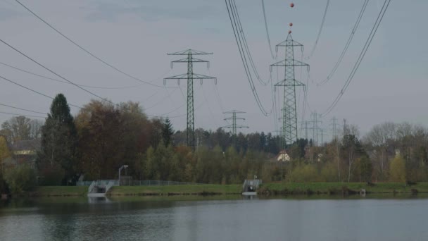 Kanola Alanında Yüksek Voltajlı Sütunlar Yüksek Kalite Görüntü — Stok video