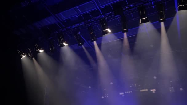 紫罗兰的舞台灯光闪烁着光芒 高质量的4K镜头 — 图库视频影像