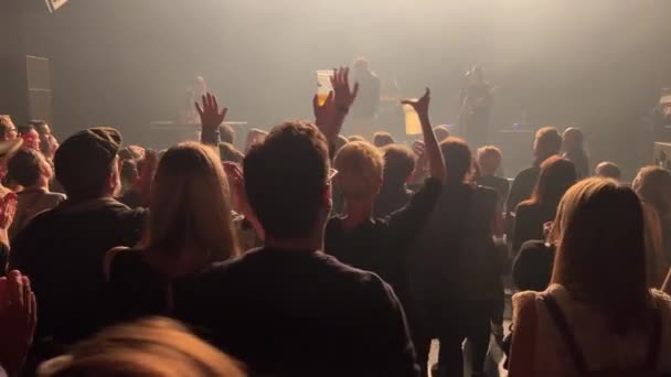 在室内观看流行音乐音乐会的人群 高质量的4K镜头 — 图库视频影像