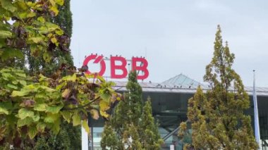 OEBB Avusturya tren istasyonunun logosu üzerinde oturan güvercinler. Yüksek kalite 4k görüntü