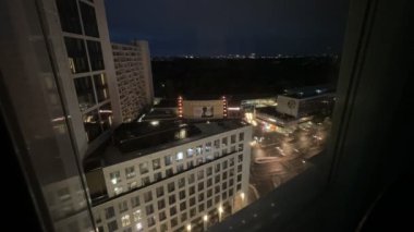Sabah hayvanat bahçesindeki Berlin Hayvanat Bahçesi sinemasının zamanı. Yüksek kaliteli FullHD görüntüler