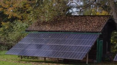 Solar termal ve fotovoltaik sistem ahıra yerleştirildi. Yüksek kalite 4k görüntü