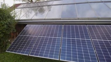 Solar termal ve fotovoltaik sistem ahıra yerleştirildi. Yüksek kalite 4k görüntü