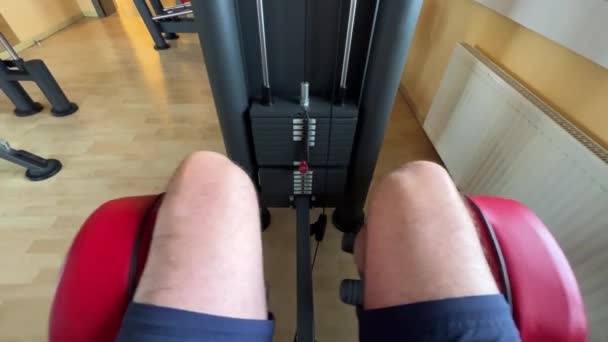 Makine Üzerinde Spor Bacağı Egzersizi Yüksek Kalite Görüntü — Stok video
