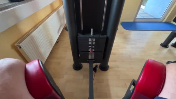 体操腿在机器上的运动 高质量的4K镜头 — 图库视频影像