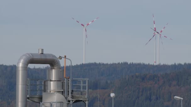 ガス貯蔵施設の風力タービンとパイプラインガス貯蔵施設のパイプライン 高品質4K映像 — ストック動画