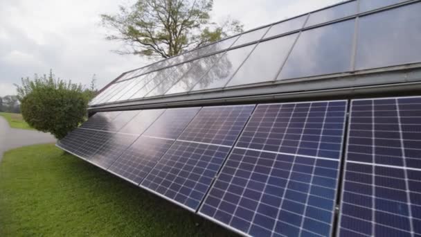 納屋に設置された太陽熱と太陽光システム 高品質4K映像 — ストック動画