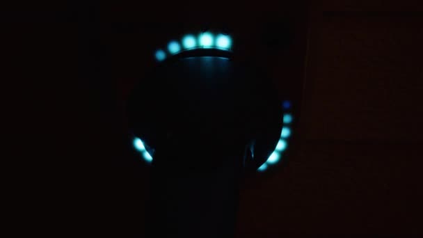 Світлодіодні Ліхтарі Обертаються Електричній Коробці Заряджання Автомобіля Високоякісні Кадри — стокове відео