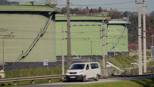 农村地区的巨型油罐 高质量的4K镜头 — 图库视频影像