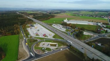 Yol kavşağı ve park yeri olan otobanın dronelapsi. Yüksek kalite 4k görüntü