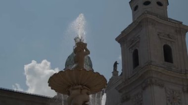 Salzburg katedralinin yanındaki ünlü Residenz çeşmesi. Yüksek kalite 4k görüntü