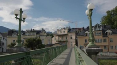 Bad Ischl Esplanade, Yukarı Avusturya 'daki Traun Nehri' nde geziniyor. Yüksek kalite 4k görüntü