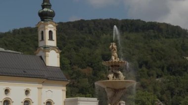 Salzburg katedralinin yanındaki ünlü Residenz çeşmesi. Yüksek kalite 4k görüntü