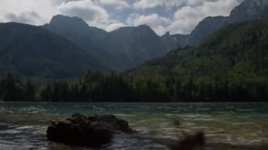Salzkammergut, Yukarı Avusturya 'daki Langbasee' de güzel bir göl manzarası. Yüksek kalite 4k görüntü