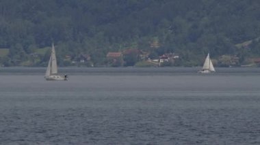 Yukarı Avusturya 'daki Traunsee Gölü' nde yelkenli. Yüksek kalite 4k görüntü