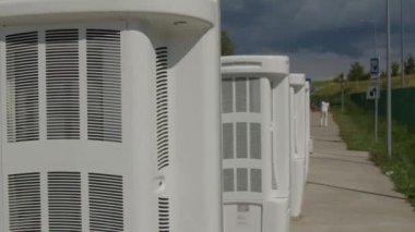Yüksek hızlı şarj istasyonunda elektrikli arabalar şarj oluyor. Yüksek kalite 4k görüntü
