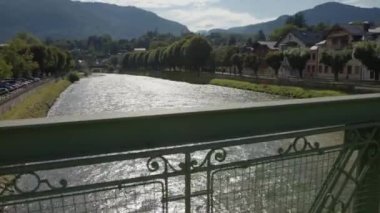 Bad Ischl Esplanade, Yukarı Avusturya 'daki Traun Nehri' nde geziniyor. Yüksek kalite 4k görüntü