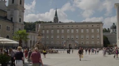 Yazın Salzburg 'daki yoğun Residenz Meydanı. Yüksek kalite 4k görüntü