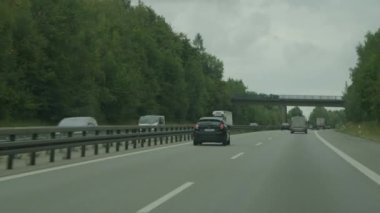 Az trafik ile otoyol boyunca araba sürüşü. Yüksek kalite 4k görüntü