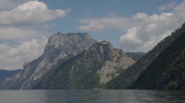 Yukarı Avusturya 'daki Traunsee Gölü' nde Traunstein 'in zaman atlaması. Yüksek kalite 4k görüntü