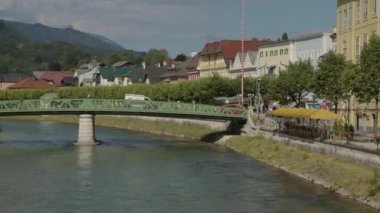 Bad Ischl Esplanade, Yukarı Avusturya 'daki Traun Nehri' nde geziniyor. Yüksek kalite 4k görüntü